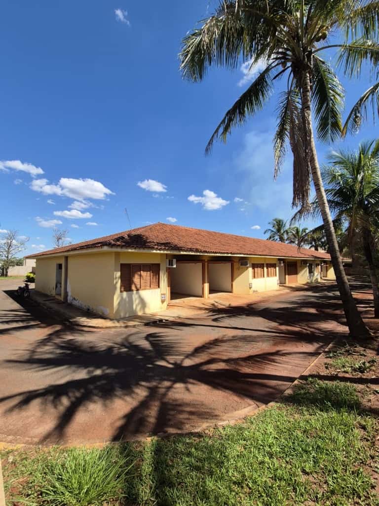 Motel Pousada Aquarius em Campo Grande MS - fachada com palmeiras e acesso principal